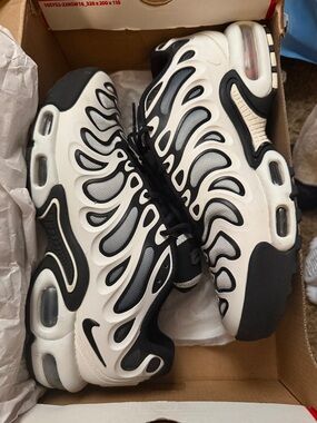 Nike Black and White Wave-Pattern Air Cushion Sneakers